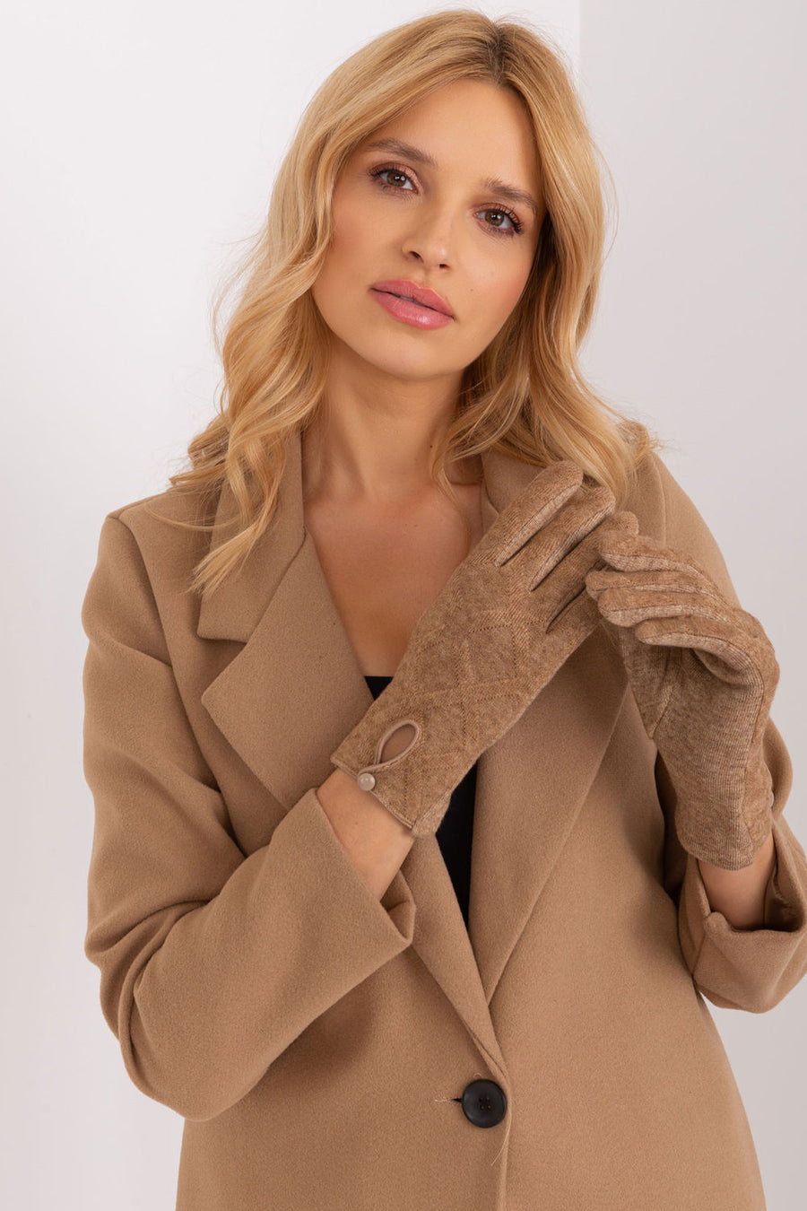 AT Camel Cut Out Gloves